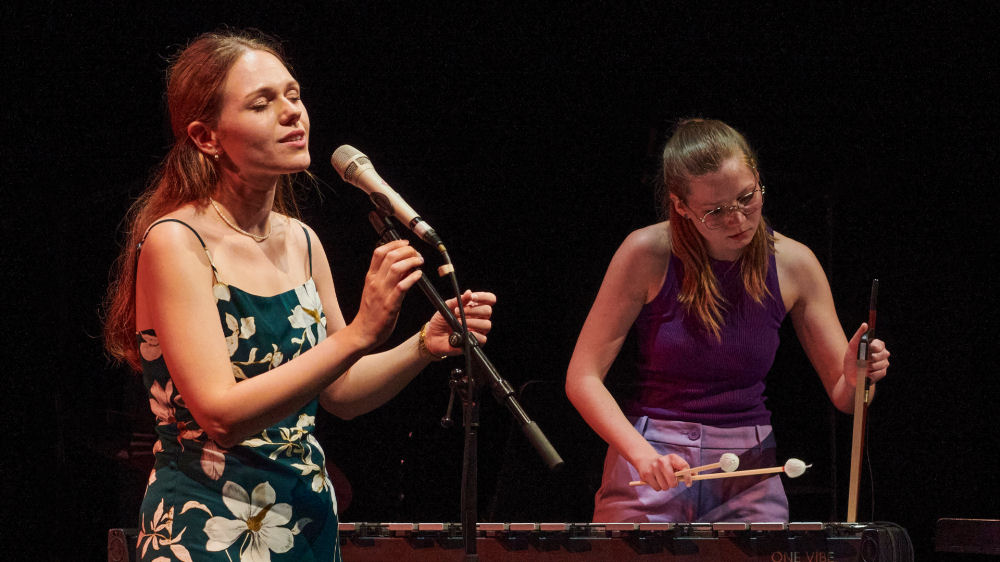 Anna-Karina Barthel und Carlotta Ribbe spielen im Bunker Ulmenwall