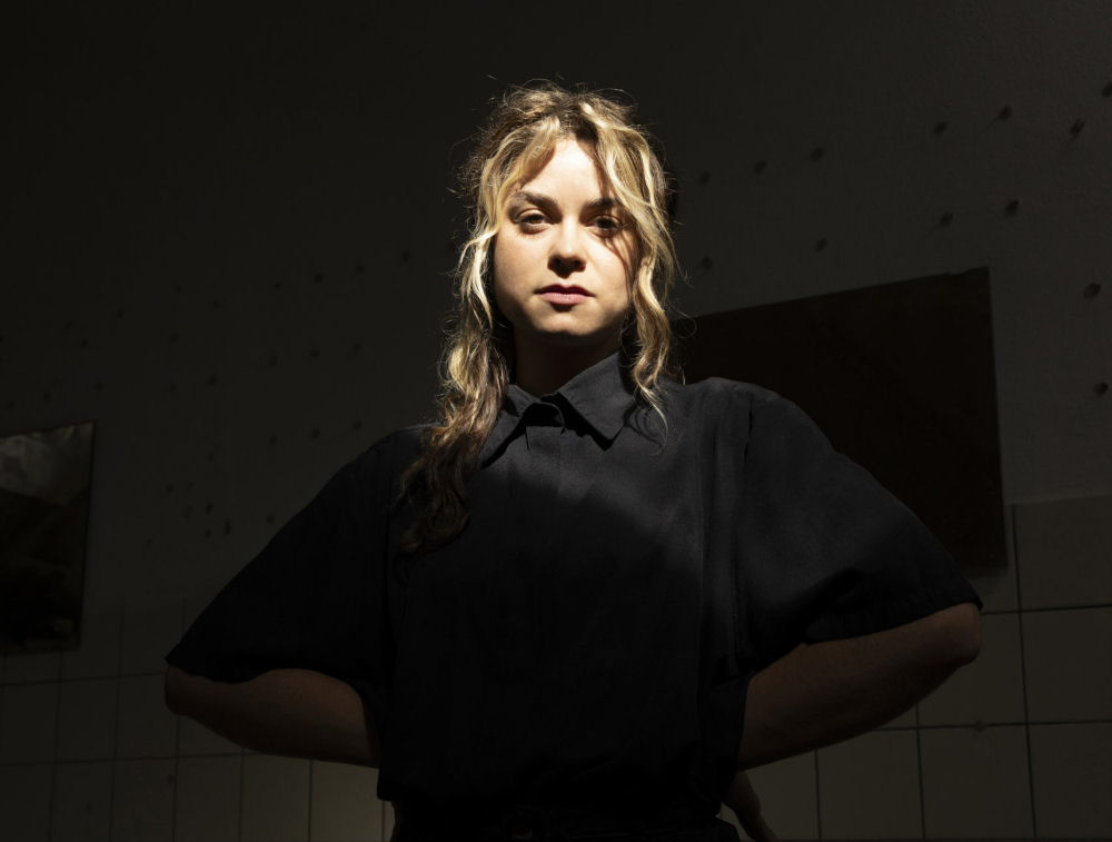 Girlwoman tritt im Bunker Ulmenwall auf